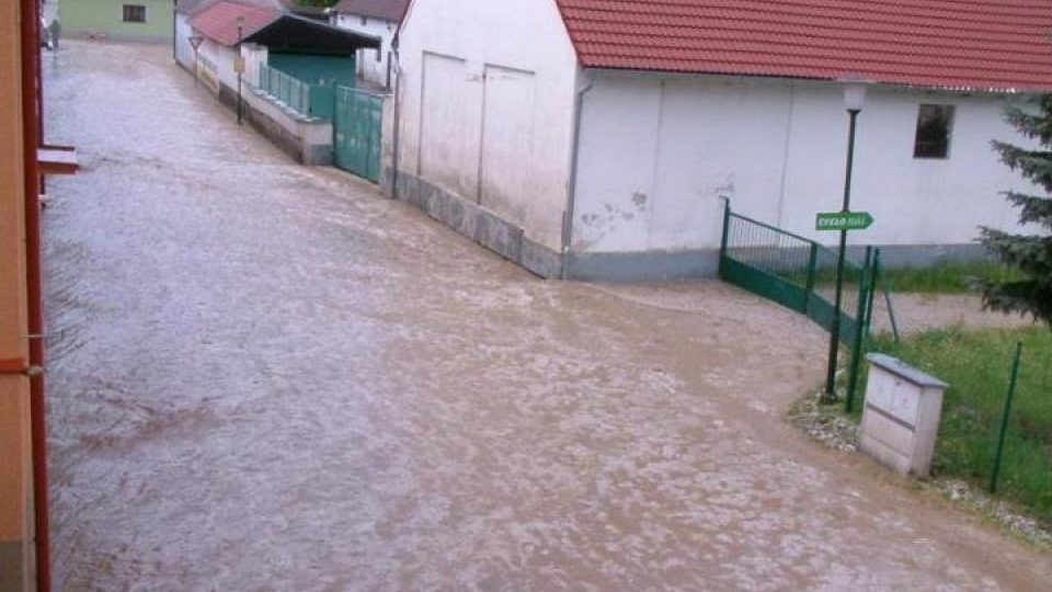 Ulicemi Hrdějovic se hnala voda z okolních polí