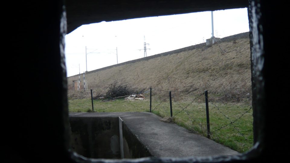 Pohled z bunkru na železniční trať