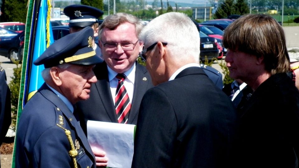 Iniciátorem pomníku byl předseda občanského sdružení "Společený cíl" sociálnědemokratický senátor Miloš Janeček (uprostřed) 