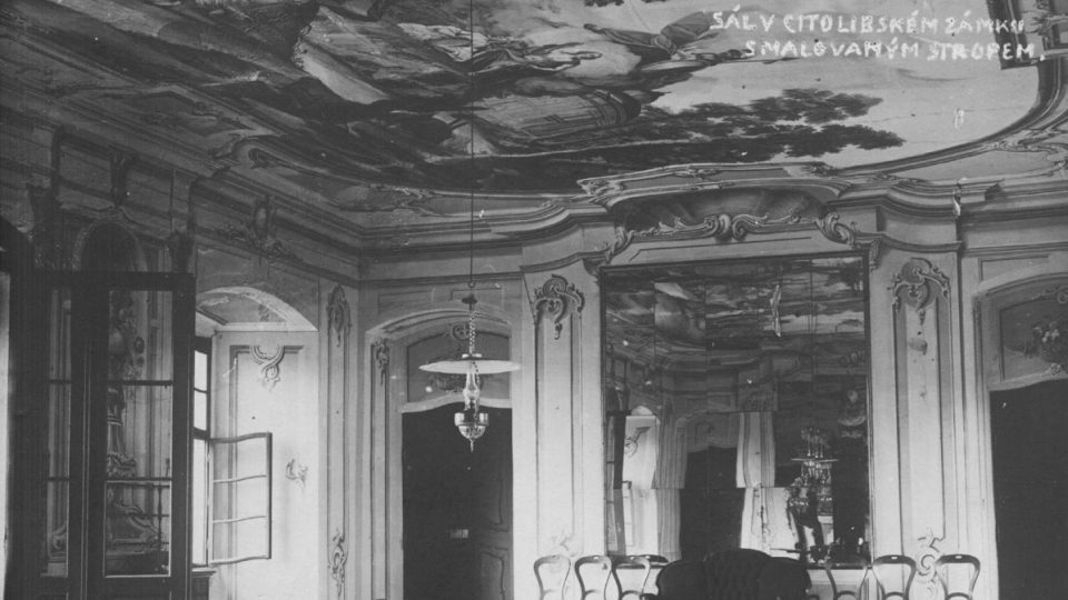 Dnes už zdevastovaný interiér cítolibského zámku na dobové fotografii