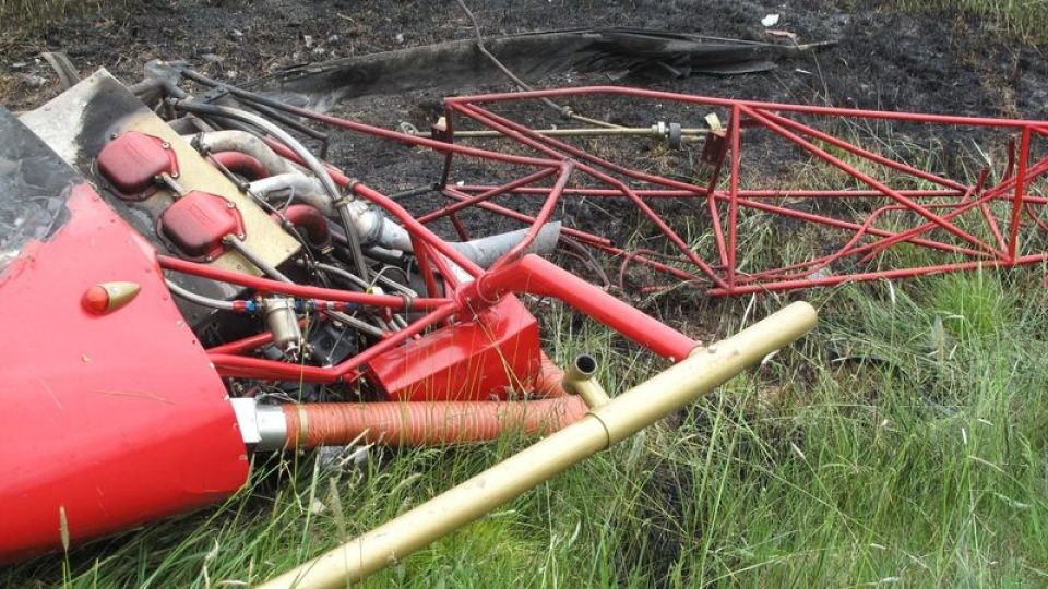 Zbytky havarovaného vrtulníku, který se zřítil nedaleko Českých Budějovic