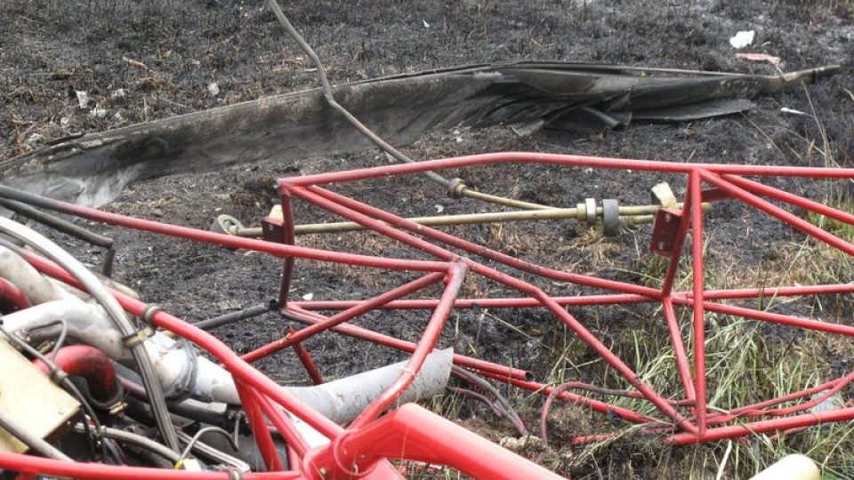 Zbytky havarovaného vrtulníku, který se zřítil nedaleko Českých Budějovic
