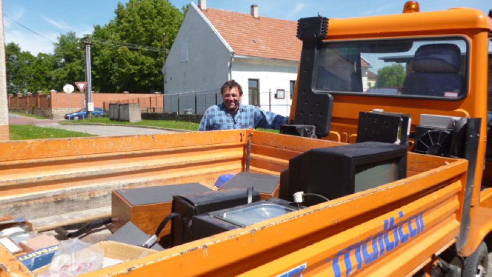 Kontaminované staré pomůcky i vyřazenou eletkroniku odváží ze školky ve Fryštáku jedna multikára za druhou