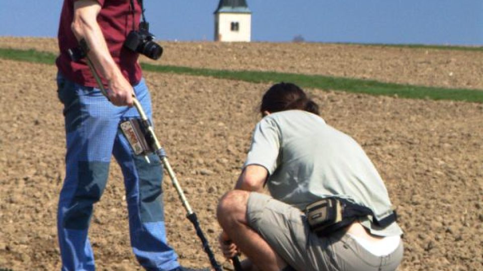 Astronom Pavel Spurný při hledání meteoritu Benešov