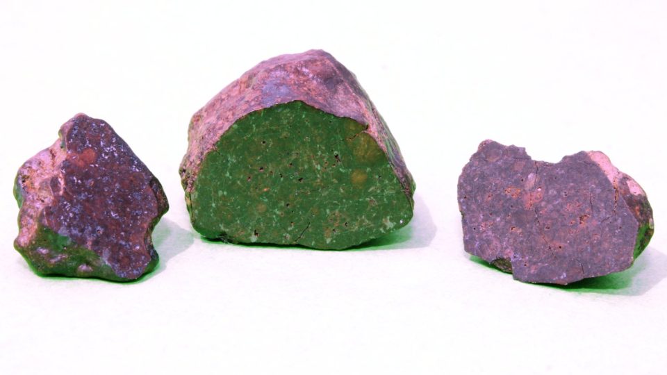 Tři dosud nalezené meteority Benešov. Zleva meteorit 1 klasifikován jako H5 chondrit, výsledná váha 1,54 g, meteorit 2 klasifikován jako LL3,5 chondrit, váha 7,72 g (obsahuje achondritickou část)  a meteorit 3 opět LL3,5 chondrit, váha 1,99 g.