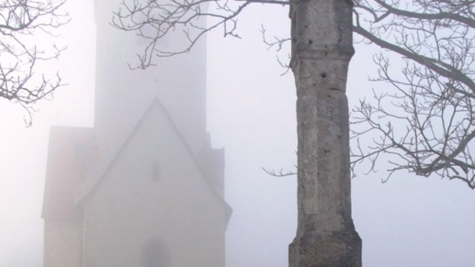 Kostel sv. Jakuba a Filipa v osadě Chvojen u Konopiště 15. listopadu 2011.