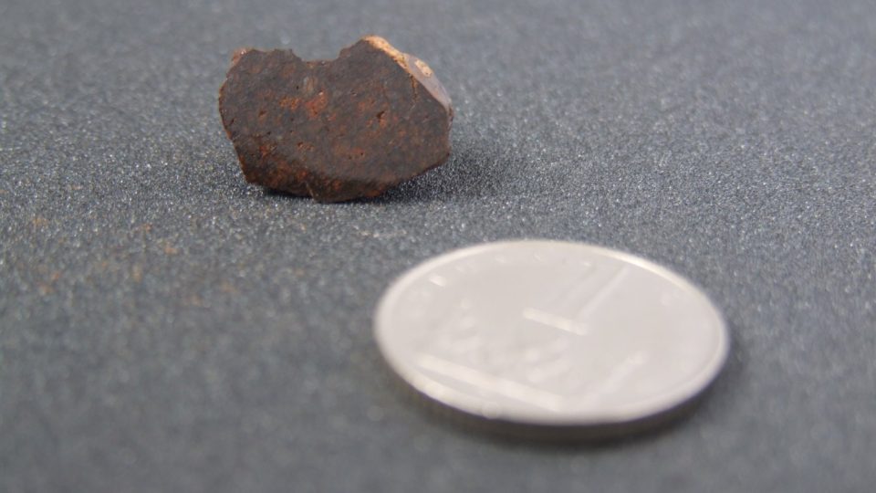 Benešovský meteorit 3, objevený Jiřím Borovičkou a Hanou Zichovou. Meteorit klasifikován jako LL3,5 chondrit, váha 1,99 g.