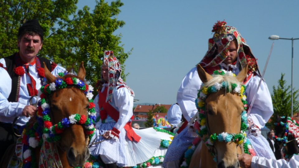 Průvod s pážetem oděným do ženských šatů