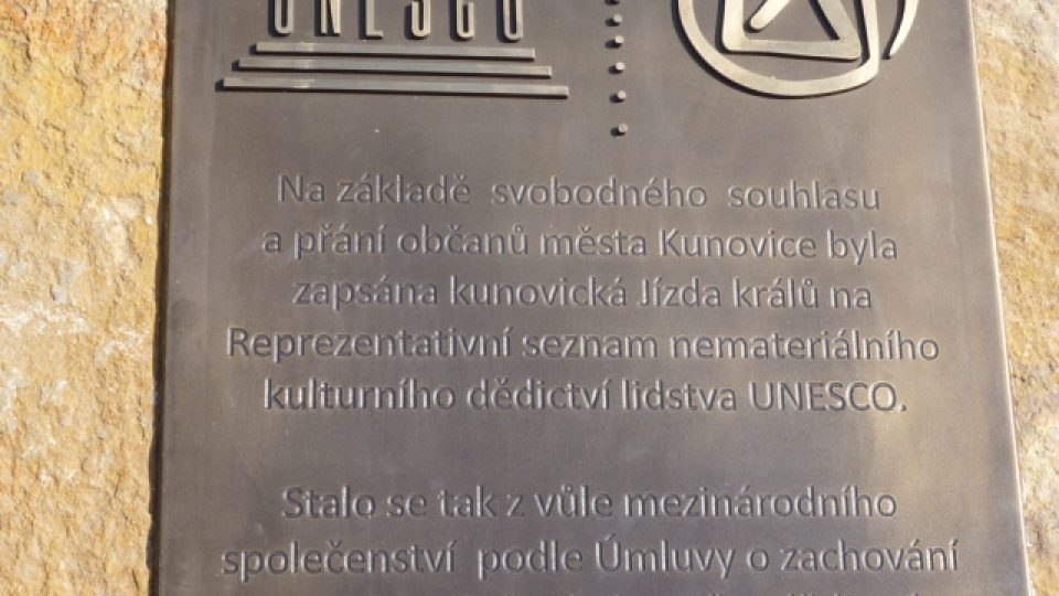Pamětní deska u Panského dvora v Kunovicích informuje o zapsání Jízdy králu na seznam UNESCO
