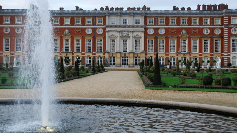 Hampton Court je nejnavštěvovanější britskou památkou