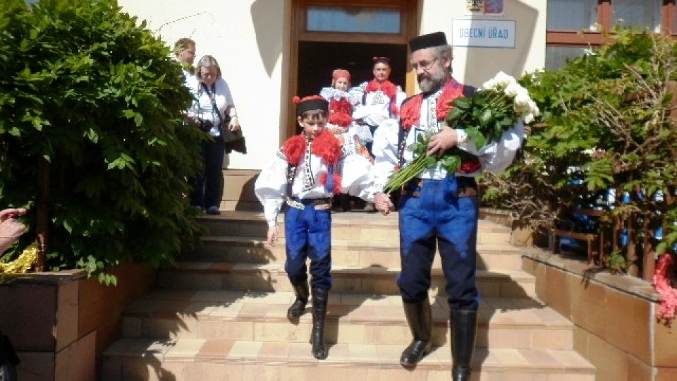 Starosta Jan Pijáček po iniciačním obřadu vyvede krále před obecní úřad