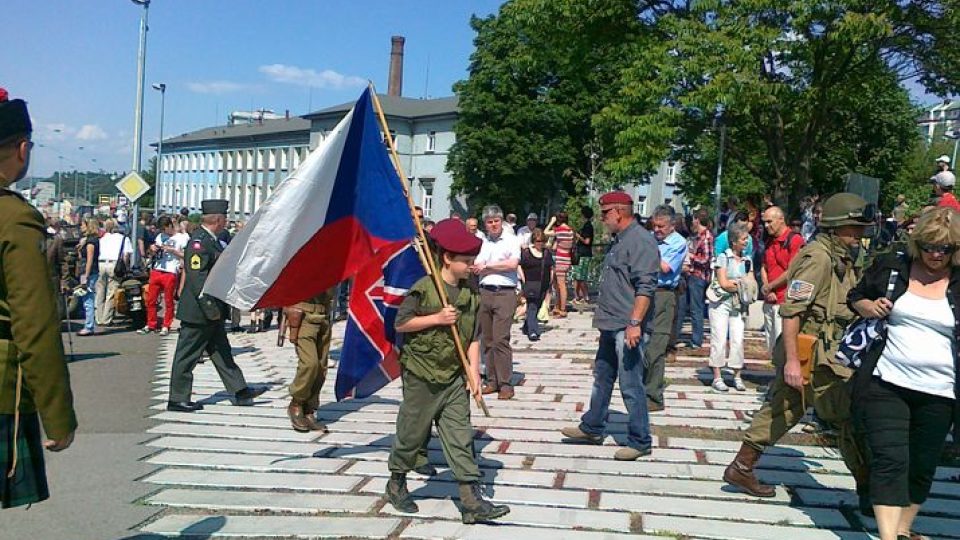 Pietním konvojem 16 válečných veteránů si dnes připomněly pražské kluby vojenské historie jeden z nejodvážnějších činů československého odboje za druhé světové války - atentát na říšského protektora Reinharda Heydricha