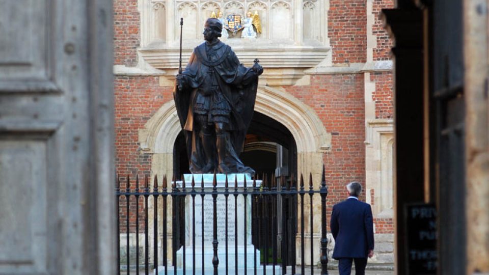 Pohled na sochu Jindřicha VI., zakladatele Eton College