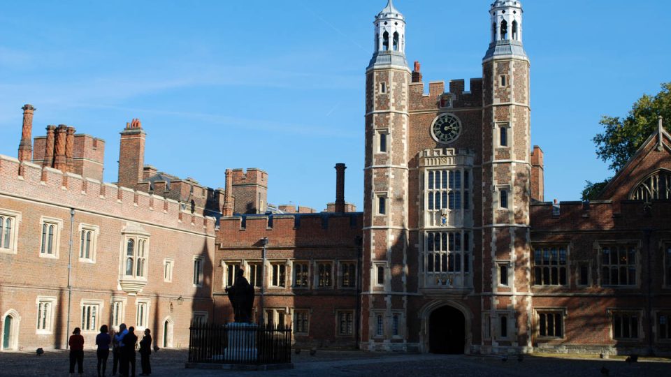 Eton College se nachází nedaleko Windsoru