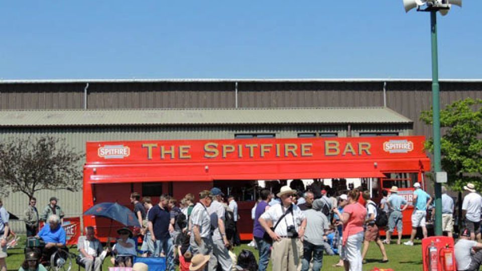 Bar Spitfire na oslavách v Duxfordu
