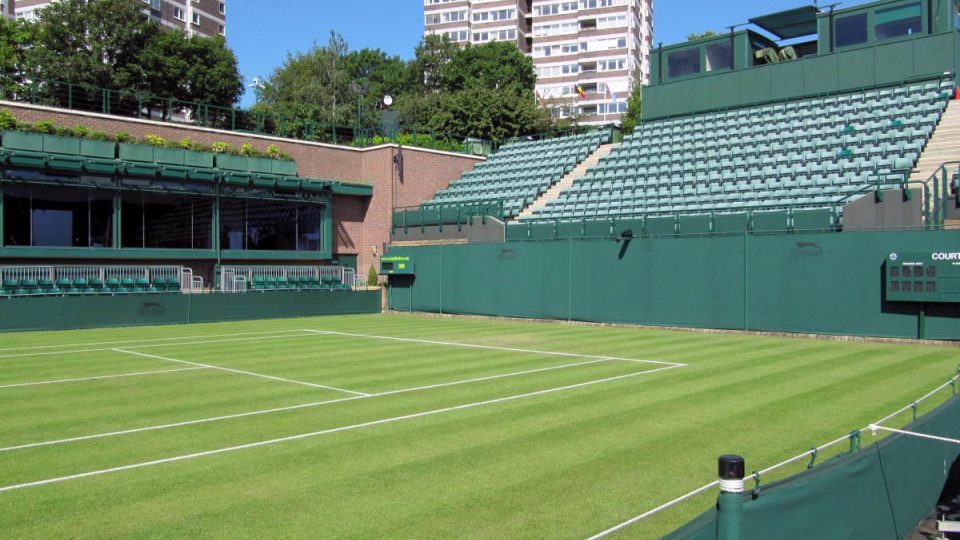 Travnatý povrch kurtů ve Wimbledonu je vysoký osm milimetrů