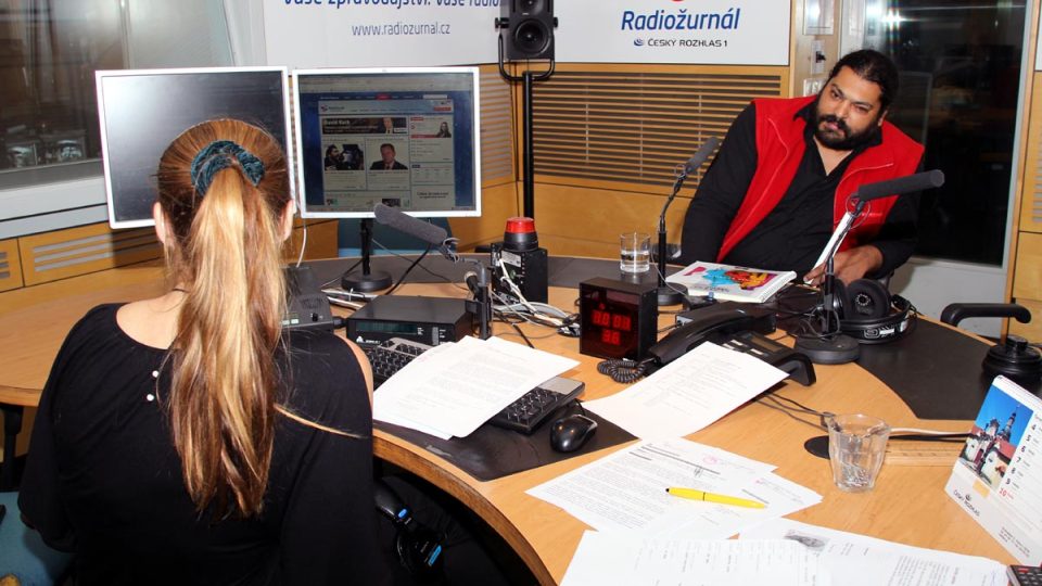 Mário Bihári s moderátorkou Lucií Výbornou ve studiu Radiožurnálu