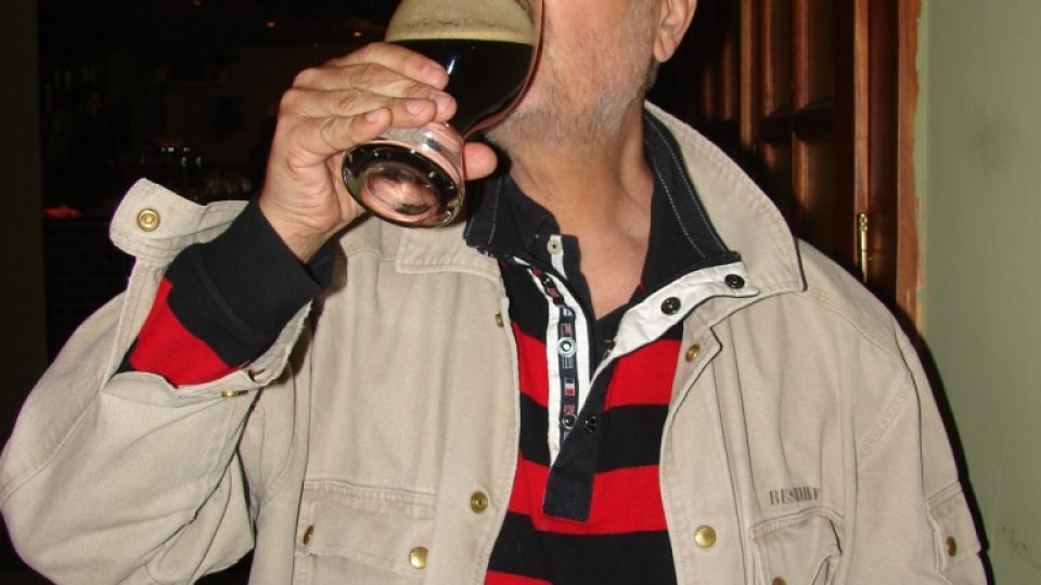 Vladimír Čech ochutnává pardubické pivo