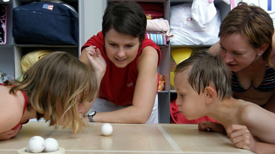 Daniela Růžičková připravila pro děti soutěž ve "foukání" do míčku