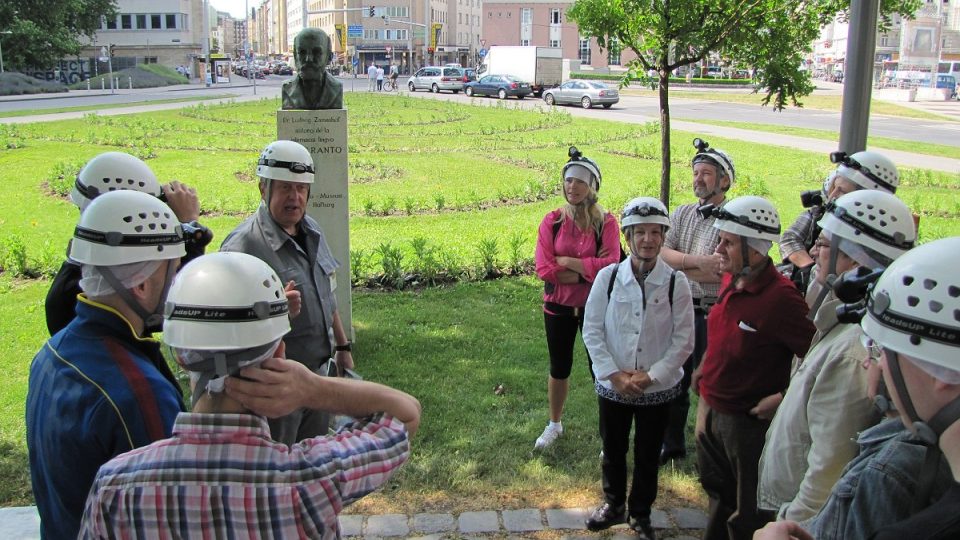 Zaměstnanec vídeňských kanalizací a průvodce v jedné osobě Herbert Stojaspal rozdává skupince turistů helmy s čelovými lampami