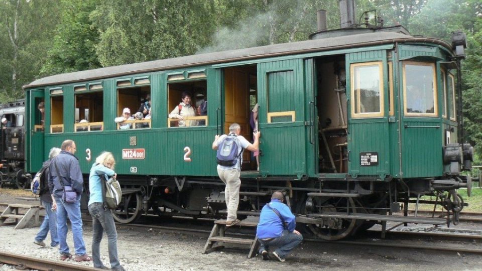 Návštěvníci muzea si prohlížejí železniční parní vůz Komárek