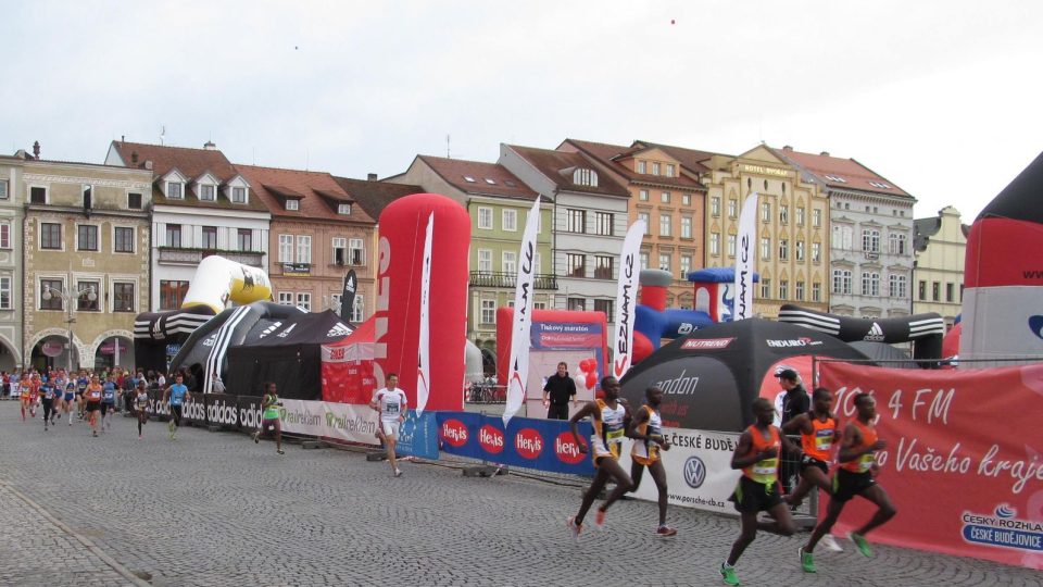 Běžci s Keni si hned v úvodu půlmaratonu vytvořili náskok