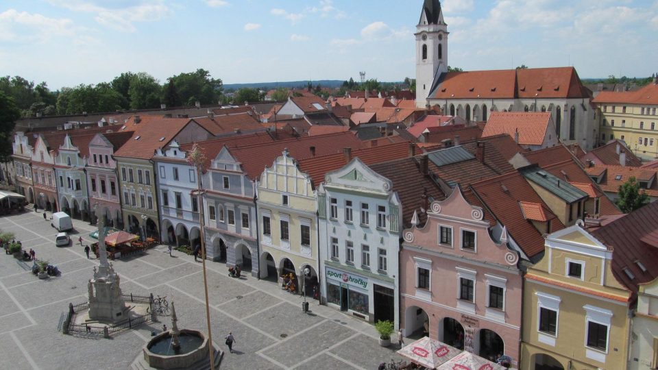 Pohled jako malovaný, a to z ochozu radniční věže směrem na Masarykovo náměstí a kostel Panny Marie Královny a sv. Jiljí