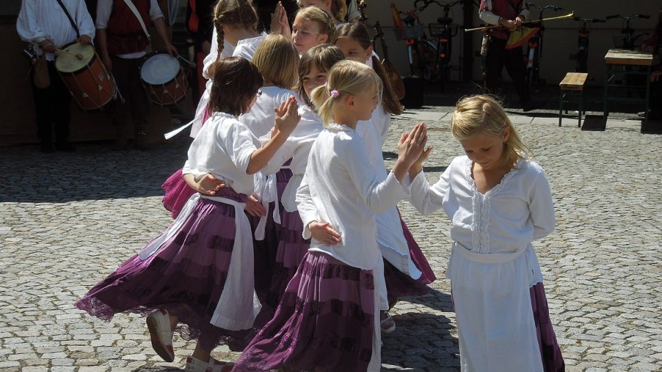 Kostýmy nejvíce baví děti, jako jsou tyhle družičky na Lutherově svatbě