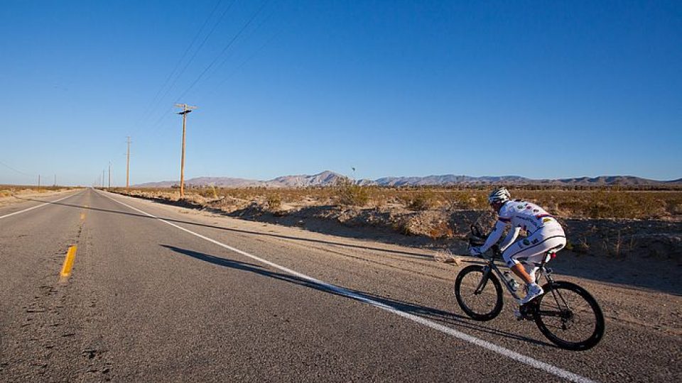 Cesta pouští je přes den hotovým peklem | foto: Czech Ultracycling Team o.s., Jakub Cejpek Cesta pouští je přes den hotovým peklem