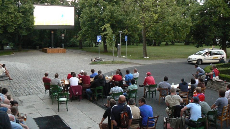 Českým fotbalistům se fandilo proti Polákům u velkoplošné obrazovky v Chomutově