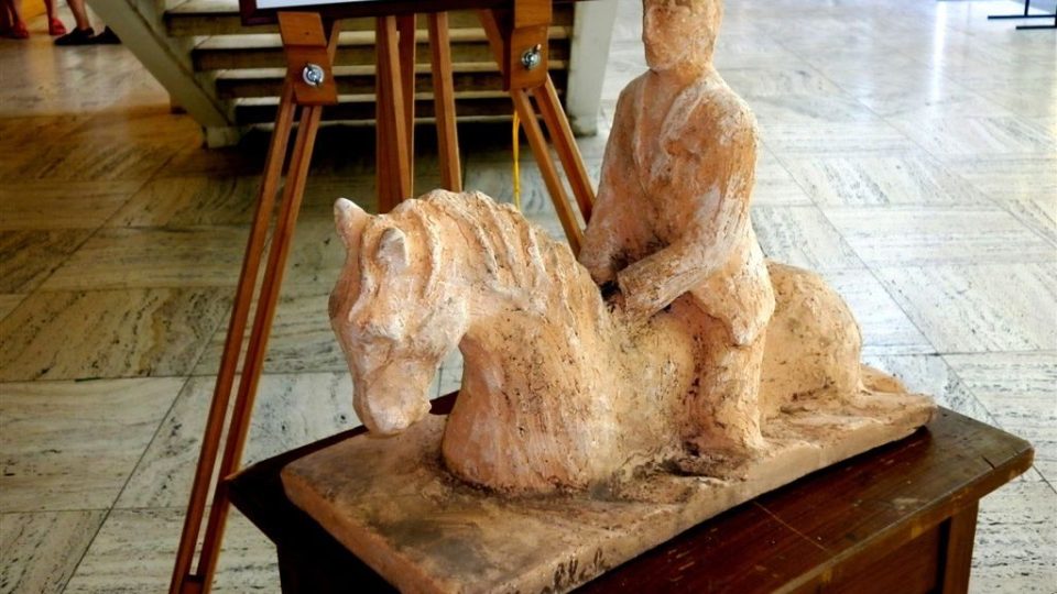Návrh jezdecké sochy Járy Cimrmana - varianta "brod" 
