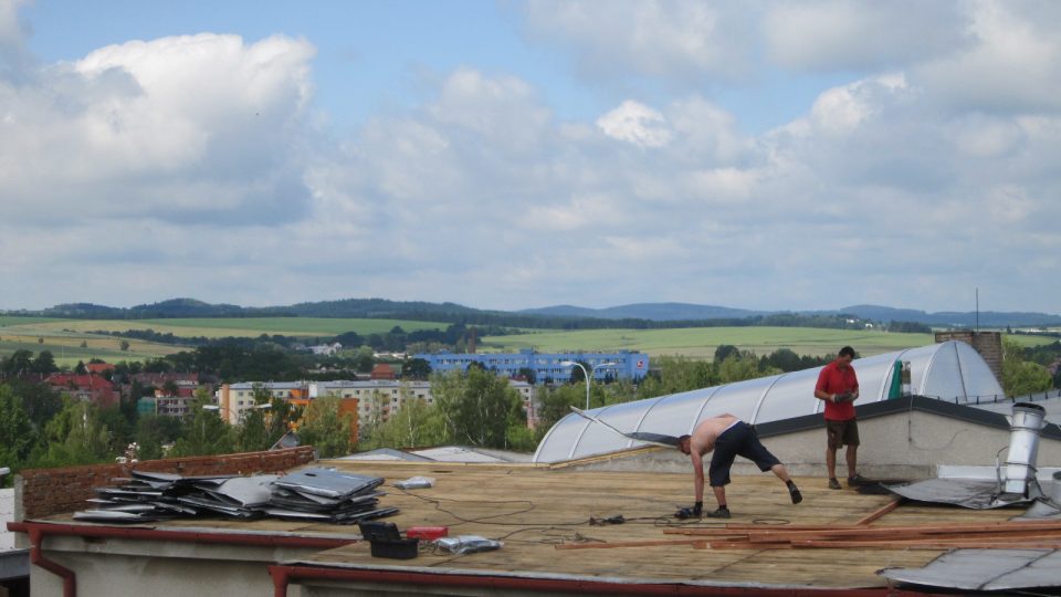 Pokrývači opravovali během dnes poničenou střechu na dílnách jihlavských silničářů