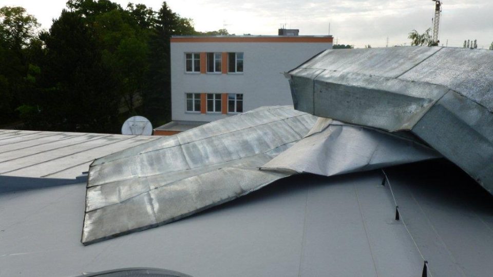 Poničená střecha na dílnách jihlavských silničářů