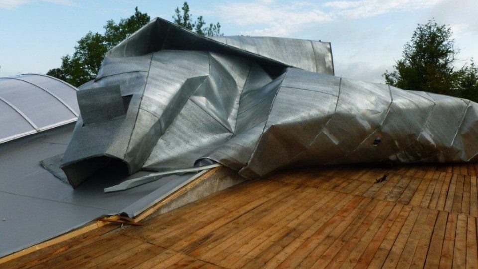 Škoda na poničené střeše jihlavských silničářů je odhadnuta na čtvrt milionu korun