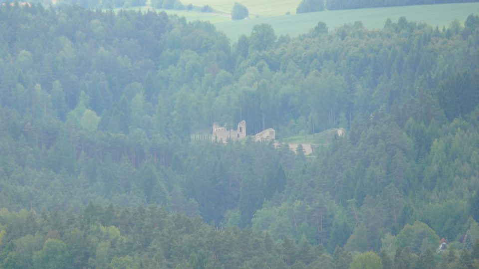 Ze Slabošovky je velmi dobře vidět i zřícenina hradu Pořešín