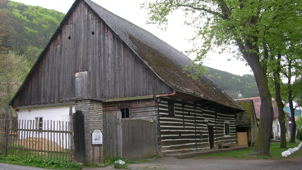 Hamousův statek patří k nejstarším stavbám svého druhu ve středních Čechách