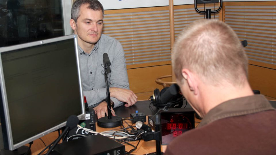 Karel Och s moderátorem Petrem Králem ve studiu Radiožurnálu