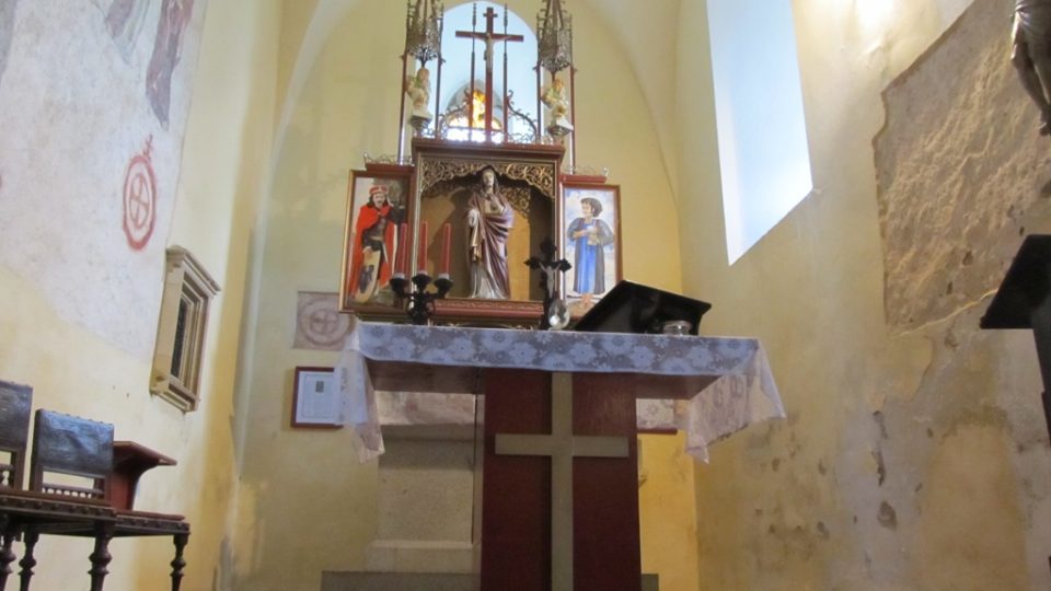 Kostel sv. Jakuba a Filipa, Chvojno u Benešova - oltář
