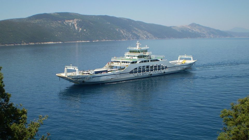 Kto nemá vlastnú plachetnicu, prichádza na Cres trajektom z ostrova Krk 
