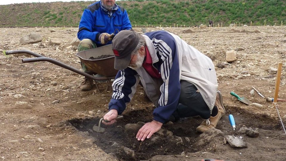 Archeologové v pískovně u Břežan, pár dní předtím, než to tady všechno rozbragrují a odvezou pryč