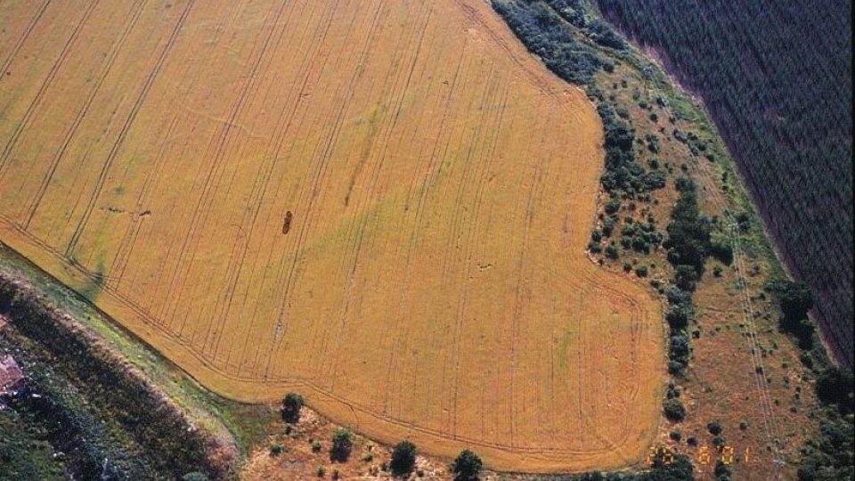 Dlouhý dům u Břežan se projevil v porostových příznacích na poli už v roce 2001