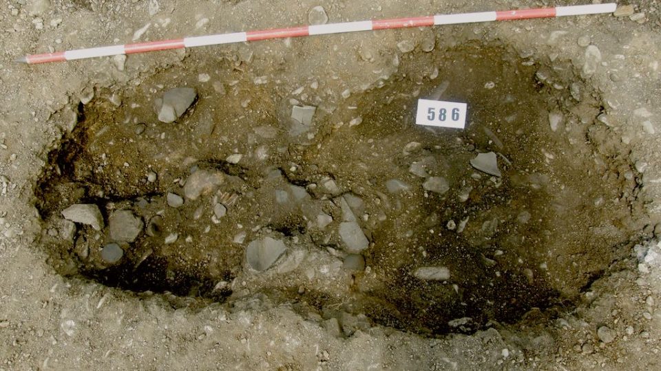 Kostrový hrob kultury nálevkovitých pohárů, narušený již v dávné minulosti vykradači hrobů