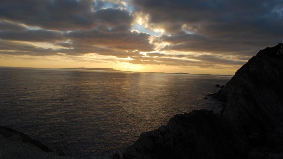 Západ slunce na pobřeží Dorsetu