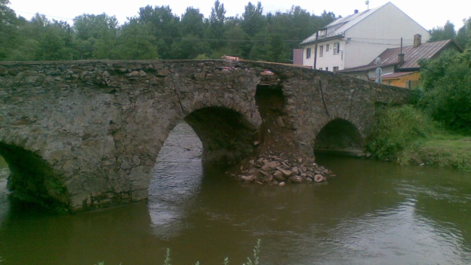 Most v Ronově nad Sázavou ještě víc poničila bouřka