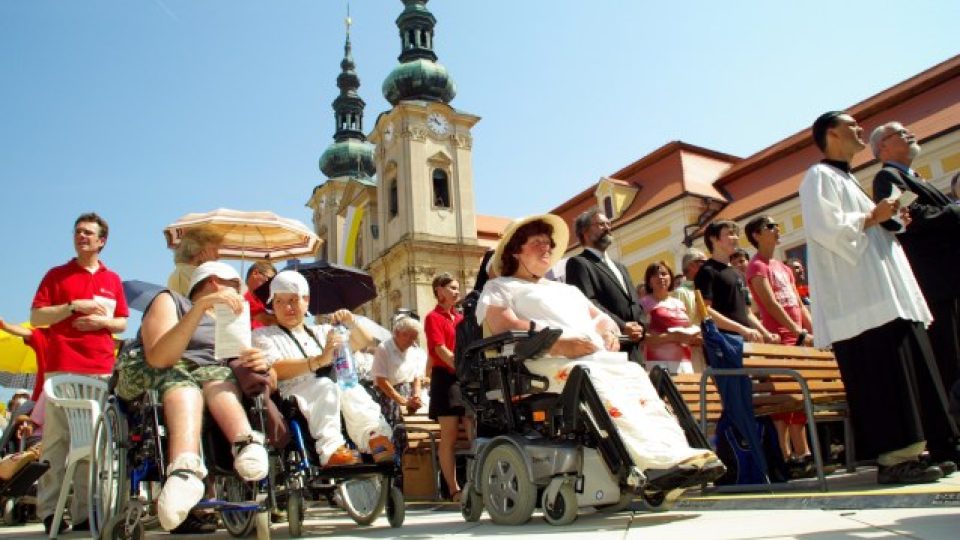 Slavnostní mši na Velehradě sledovali také vozíčkáři