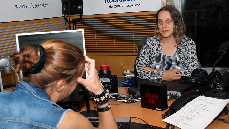 Pavlína Brzáková ve studiu Radiožurnálu spolu s moderátorkou Lucií Výbornou