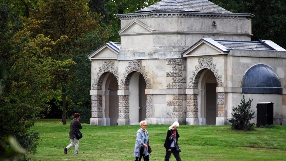 Proslulý Hyde Park je spolu se sousedními Kensingtonskými  zahradami největší londýnskou rekreační zónou