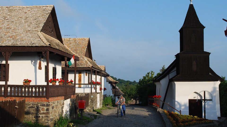 Hollokö je vlastně jedna dlážděná ulice, která se  rozdvojuje u kostela