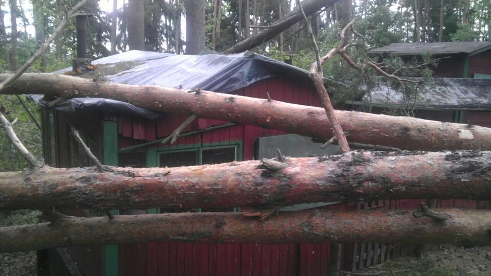 Obyvatelé rekreační oblasti Svinary u Hradce Králové nadále uklízejí škody po bouřce se silným větrem