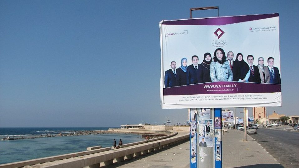 V čele billboardu je Lamia Abusedrová, předsedkyně islámské strany al-Wattan v Benghází